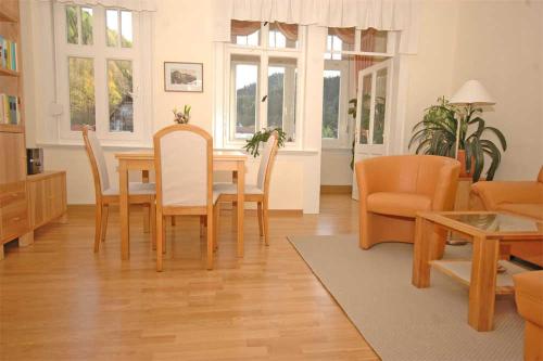 Appartement Ferienwohnung Friedrichroda THU 061 Großzügige Ferienwohnung in renovierter Jugendstilvilla 99894 Friedrichroda Thuringe
