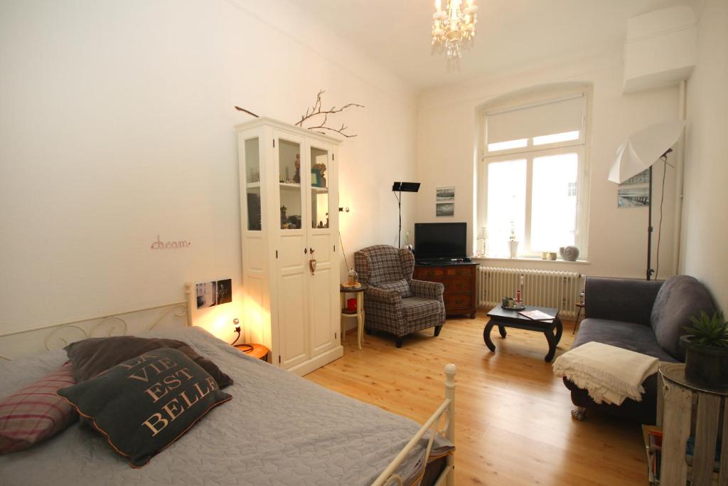 Appartement Ferienwohnung, gemütlicher Altbau mit Balkon nähe Fürstenplatz und Königsallee 127 Hüttenstraße 40227 Düsseldorf