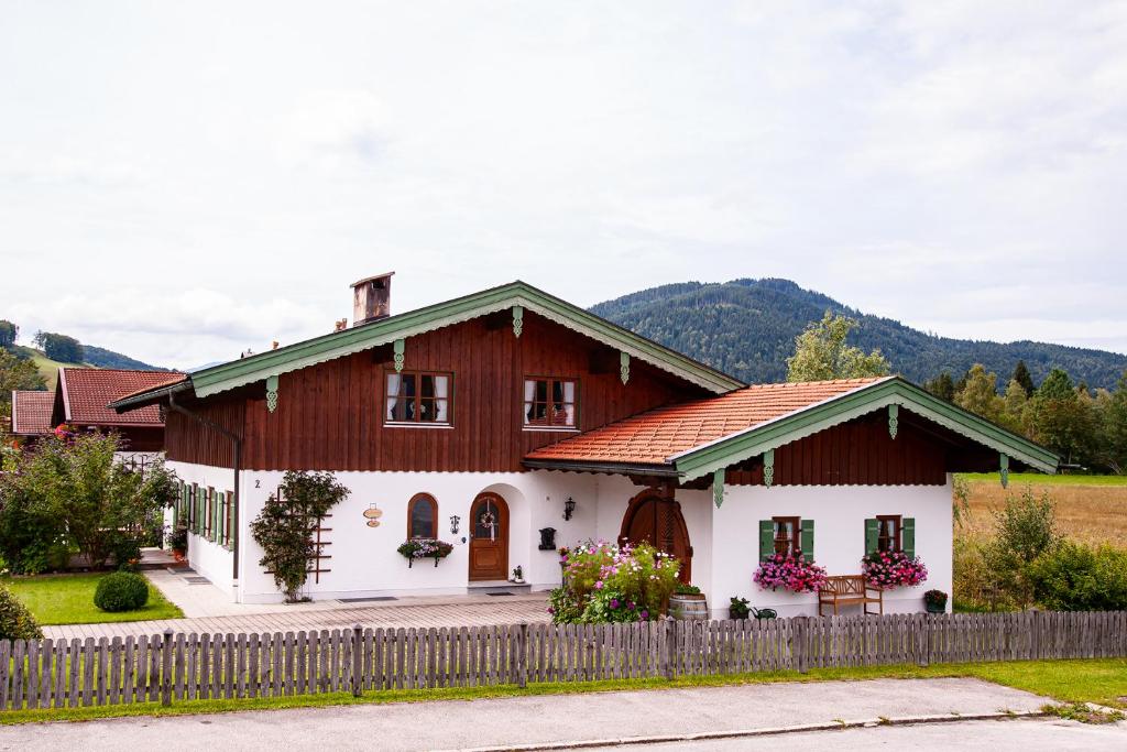 Ferienwohnung Gerti Huber - Chiemgau Karte Pfarrer-Neumeyr-Straße 2, 83334 Inzell