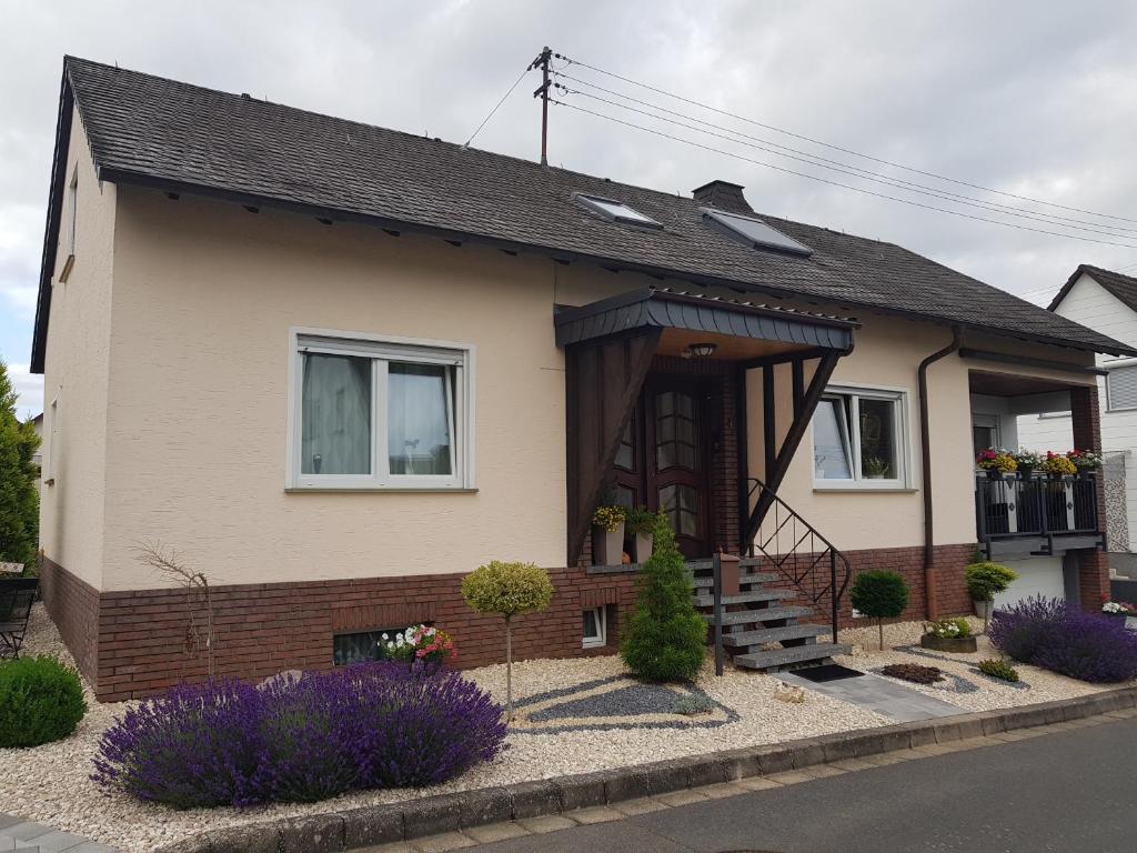 Ferienwohnung Hedi 4 Blumenstraße, 56753 Mertloch