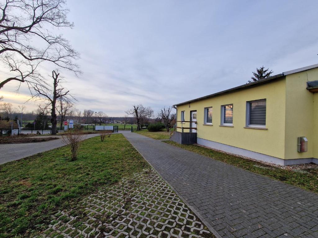 Ferienwohnung Heinrich Heine Schule 53 Oebleser Straße, 06231 Bad Dürrenberg