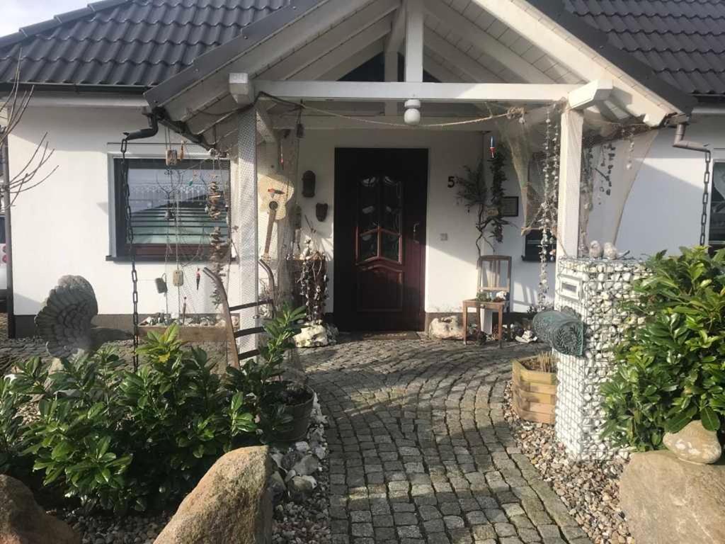 Ferienwohnung Huehnergott Zur schmalen Heide 5, 18546 Dwasieden