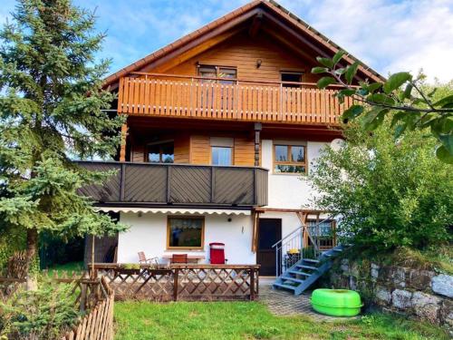 Ferienwohnung (idyllische Lage + 1800m² Garten)
