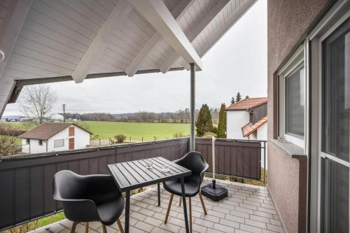 Ferienwohnung im Grünen, 10 km RV, 30 km Bodensee, Küche Bad Balkon