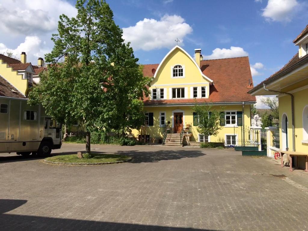 Appartement Ferienwohnung im Grünen auf idyllisch gelegenen Gutshof und doch so zentral 9 Lauffenmühleweg 2 Obergeschoss 79761 Waldshut-Tiengen