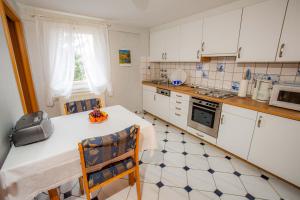 Ferienwohnung-Im-Kelterhaus-Wohnung-Blauer-Salon