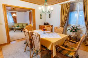 Ferienwohnung-Im-Kelterhaus-Wohnung-Gelber-Salon