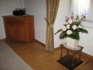 Ferienwohnung-Im-Kelterhaus-Wohnung-Gelber-Salon