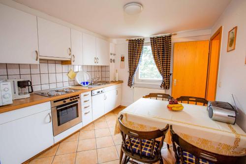 Ferienwohnung-Im-Kelterhaus-Wohnung-Gruener-Salon