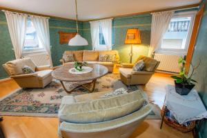 Ferienwohnung-Im-Kelterhaus-Wohnung-Gruener-Salon