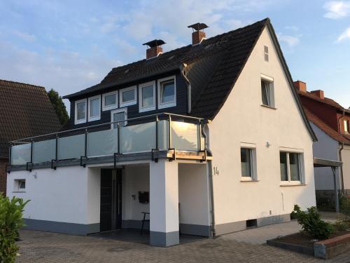 Ferienwohnung „Im Kleinen Löök“ - DG - 2 Zimmer - Balkon - Boxspringbett - 2 TV
