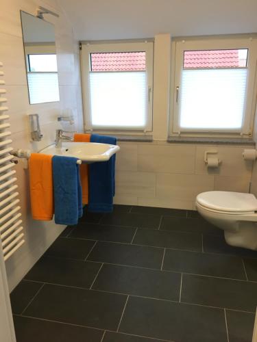 Ferienwohnung „Im Kleinen Löök“ - DG - 2 Zimmer - Balkon - Boxspringbett - 2 TV