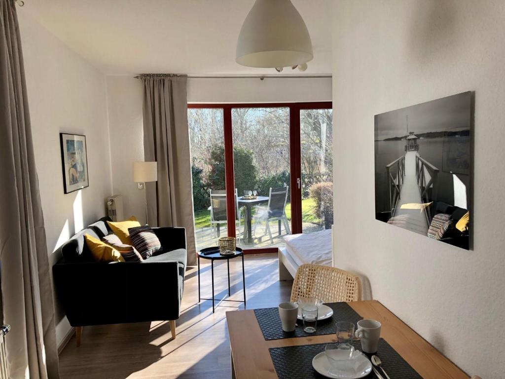 Appartement Ferienwohnung-Klaus-Stoertebeker-mit-Sonnenterrasse-Garten-zwischen-Strand-Wald-und-Wiese Dorfstraße 2 18574 Gustow