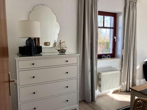 Ferienwohnung-Klaus-Stoertebeker-mit-Sonnenterrasse-Garten-zwischen-Strand-Wald-und-Wiese