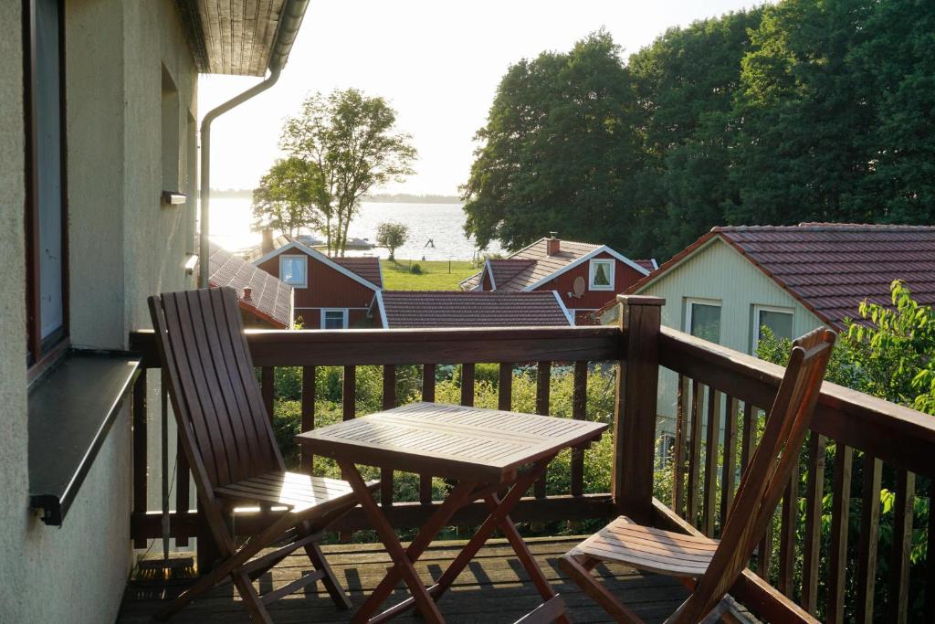 Ferienwohnung mit Seeblick und Strand 5 Waldchaussee, 17209 Zislow