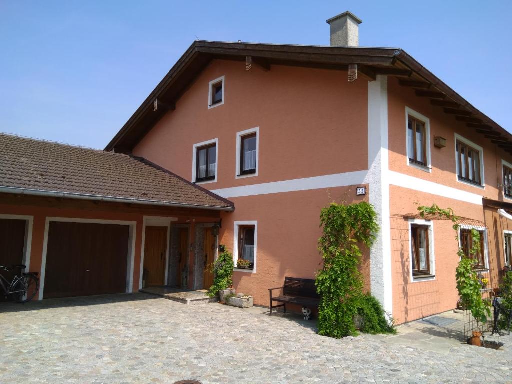 Ferienwohnung Rötzer Gausburg 32, 83416 Surheim