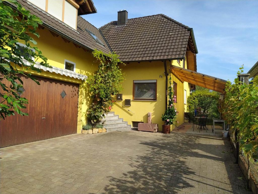 Ferienwohnung Schwörer (bis 6 Personen) 25 Rathausstraße Obergeschoss, 79365 Rheinhausen