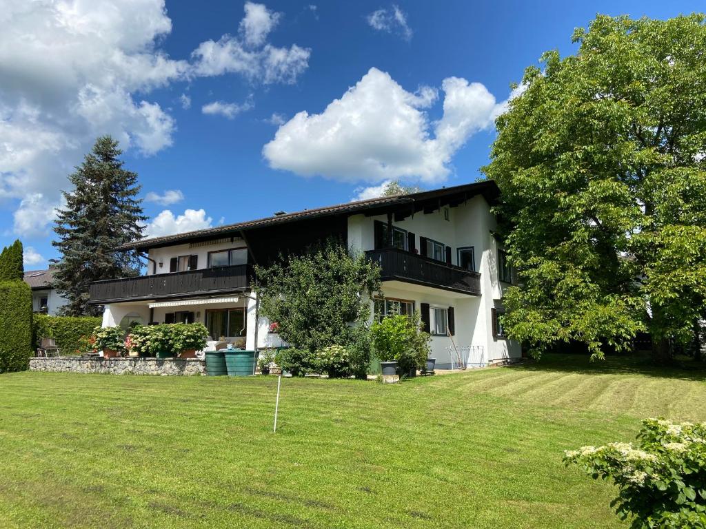 Appartement Ferienwohnung Sonnenaufgang Bad Tölz Peterbauerweg 4,1.Stock Dachgeschoss mit Sonnenbalkon 83646 Bad Tölz