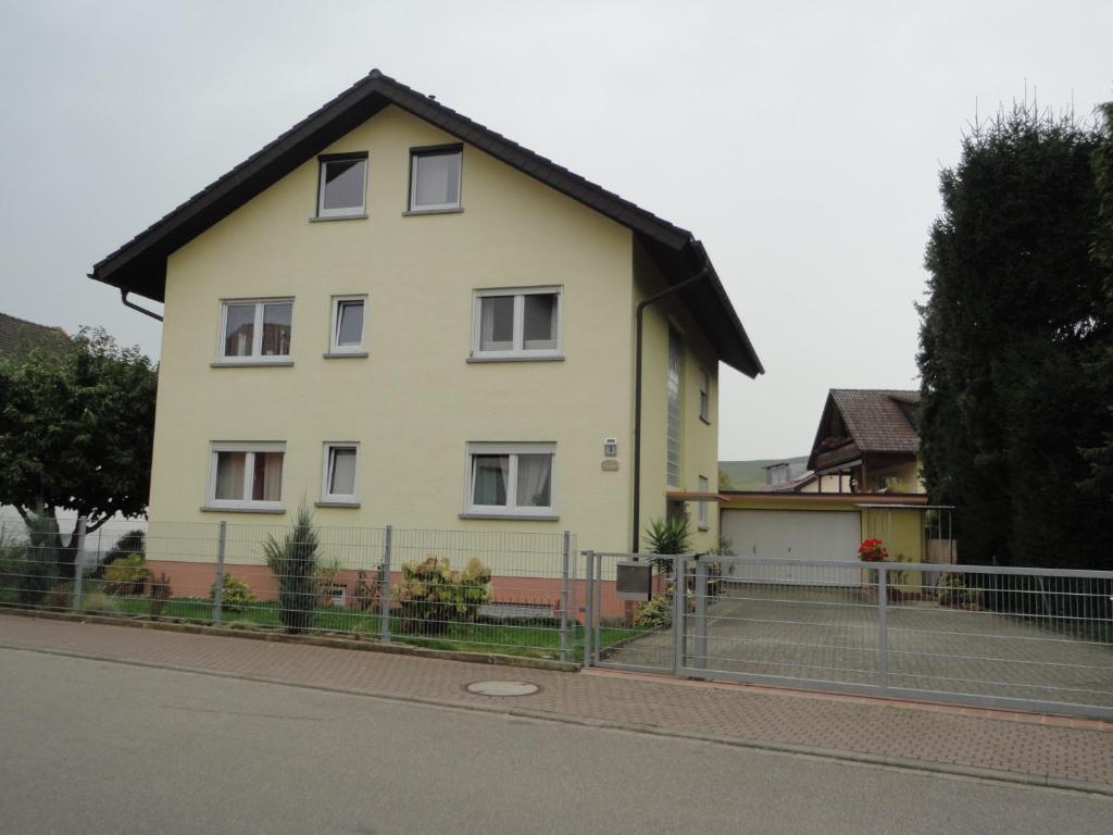 Ferienwohnung Toska Mittlerestr.3, 79292 Pfaffenweiler