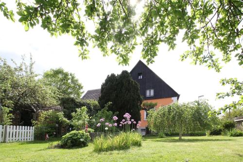 Ferienwohnung-Waldstrasse-mit-Garten-nur-50-Meter-vom-Wald-entfernt