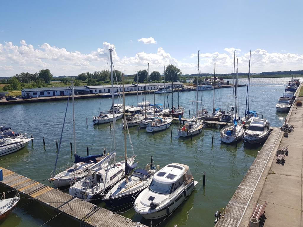 Appartement Ferienwohnung Yachthafenidyll - direkte Wasserlage am Hafen Am Hafen 2, Wohnung 12 17449 Karlshagen