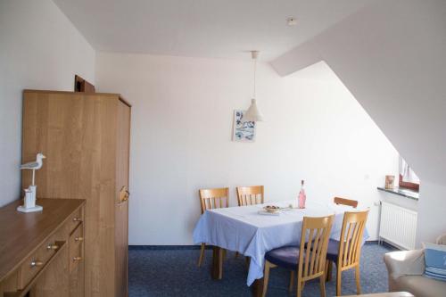 Ferienwohnungen-Neue-Tiefe-Wohnung-Kleiderbuegel