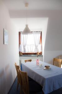 Ferienwohnungen-Neue-Tiefe-Wohnung-Kleiderbuegel