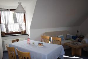 Ferienwohnungen-Neue-Tiefe-Wohnung-Kleiderbuegel