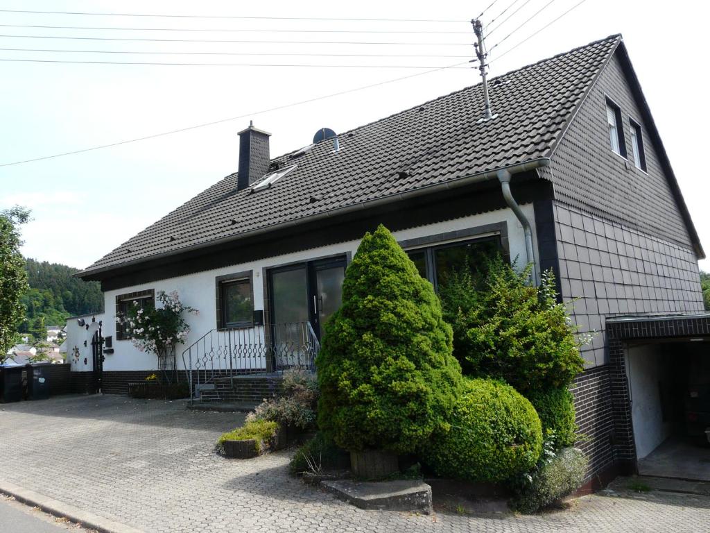Appartement Fernblick über den Dächern von Neroth 54570 Neroth, Auf dem Pörschen 12 54570 Neroth