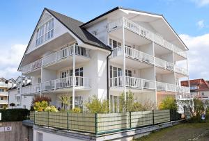 Fewo mit Balkon und Strandkorb am