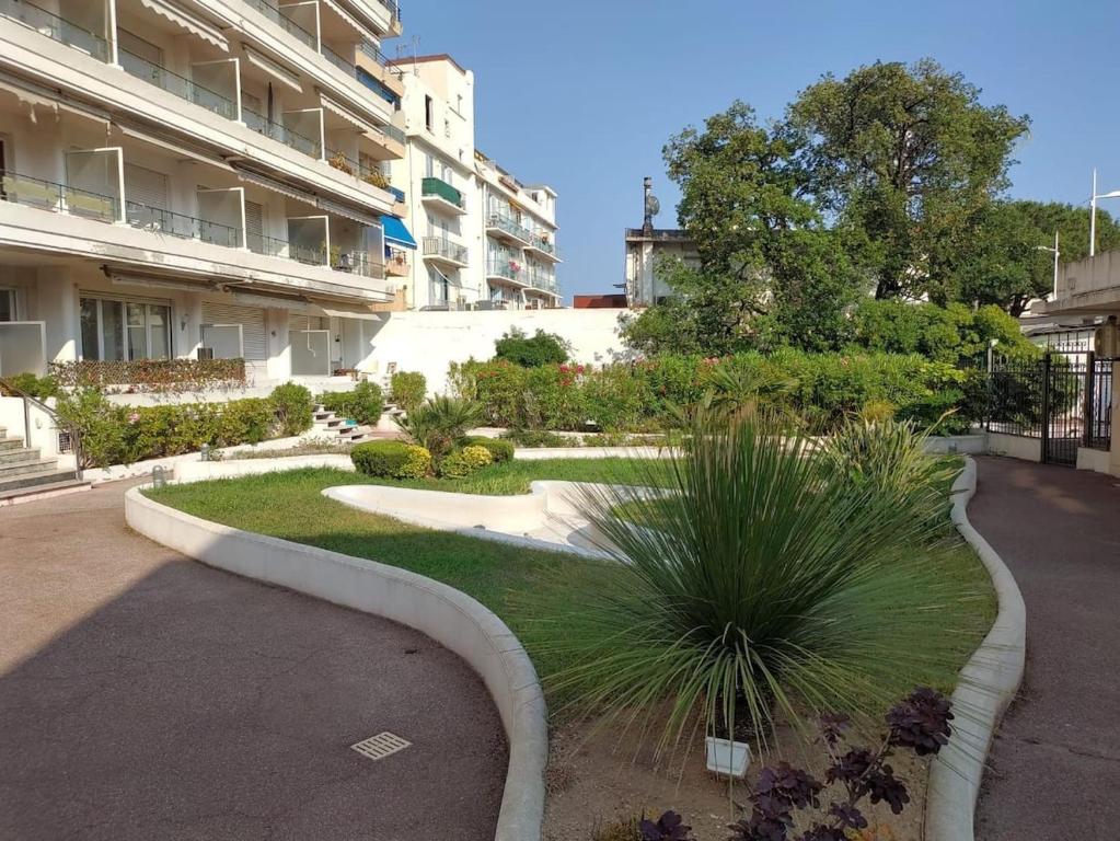 Appartement Flat in Juan 6 Avenue Docteur Dautheville 06160 Antibes