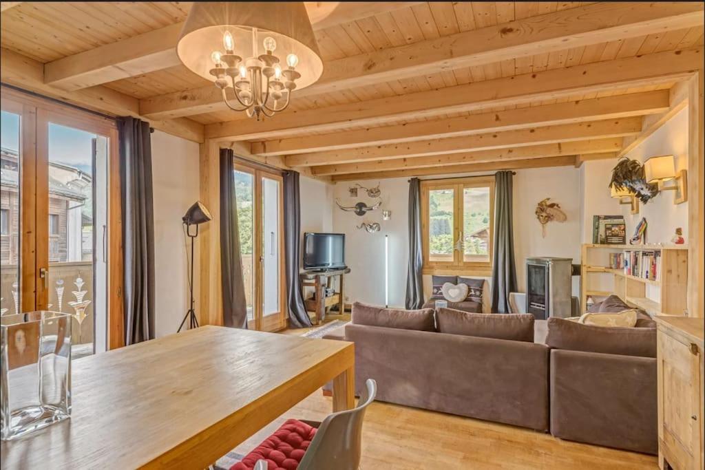 Appartement Flat in typical megevan chalet next to hotel M, up to 6 75 Route de Rochebrune 74120 Megève