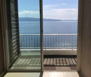 Flat with panoramic view of the Gulf of Ajaccio.