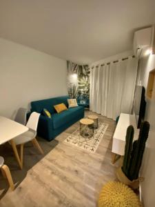 Flat with SWIMMING POOL close to the beach