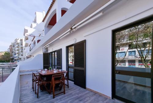 FLH Albufeira Wood Flat with Balcony & Private Parking