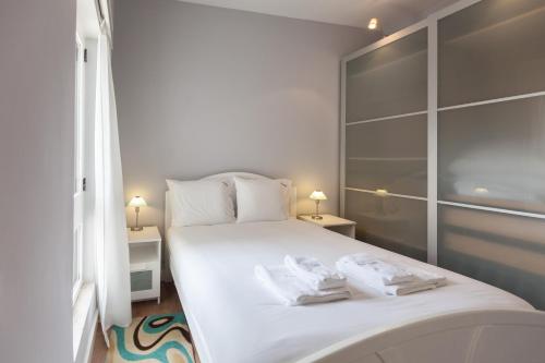 FLH Cascais Neutral Design with Balcony