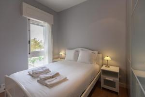 FLH Cascais Neutral Design with Balcony