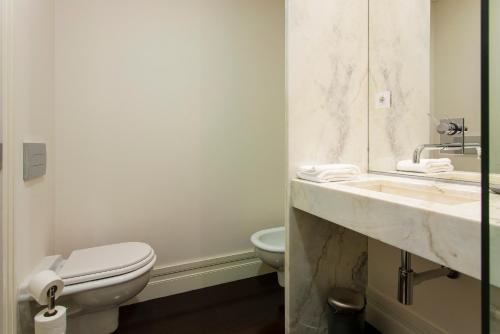 FLH Downtown Cosmopolitan Apartment