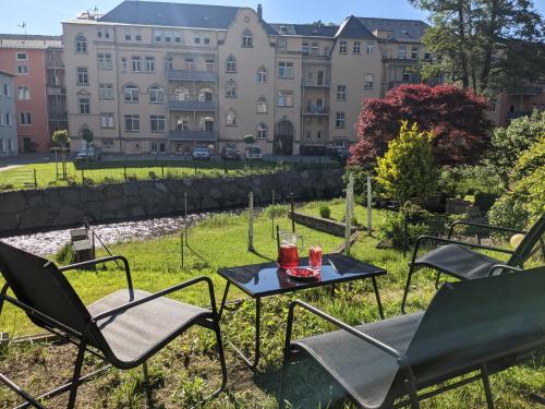 Flussblickwohnung mit Terrasse, Pool, Garten&Sauna - Zi2