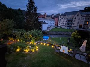 Flussblickwohnung mit Terrasse, Pool, Garten&Sauna - Zi2