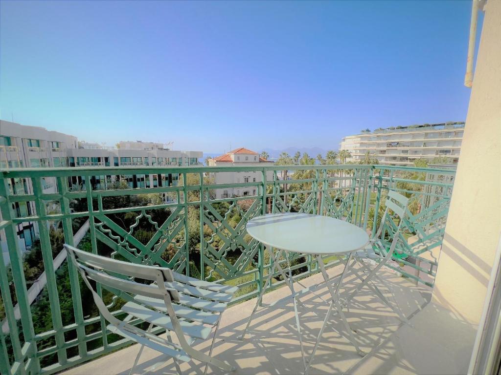 Appartement Fontrois5P 3 ROND POINT DUBOYS D'ANGER, code 3552, PALAIS DU 06400 Cannes