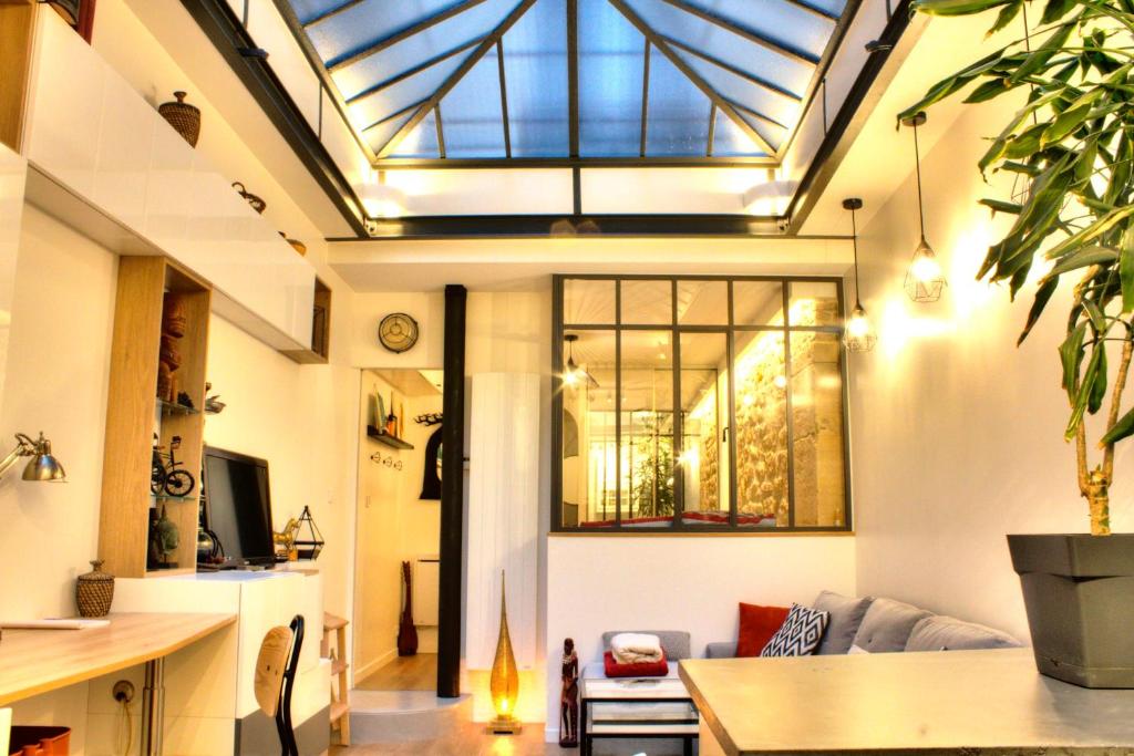 Former art studio under glass roof in Strasbourg St-Denis Paris Welkeys 20 Rue du Faubourg Saint-Denis, 75010 Paris