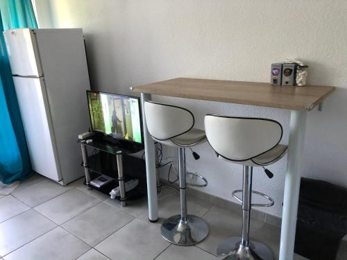 Frejus balcon des arènes studio 5e étage piscine clim tennis