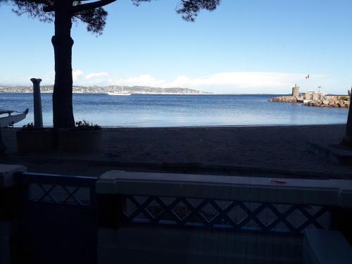 French Riviera 1 bedroom on the beach facing Cannes