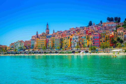 French Riviera: Seafront apt & pool near Monaco