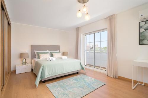 Fresh and Breezy Apartment, Centrally Located, Cabanas de Tavira