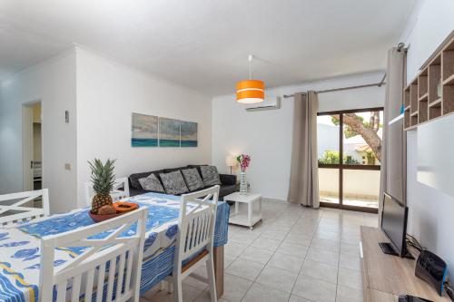 Fresh Sunny Flat with Pool & Terrace by Host Wise