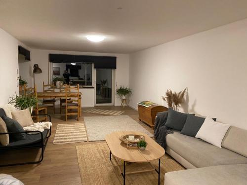 Frisch renoviert, Terrasse mit Blick ins Grüne - Into The Green EG