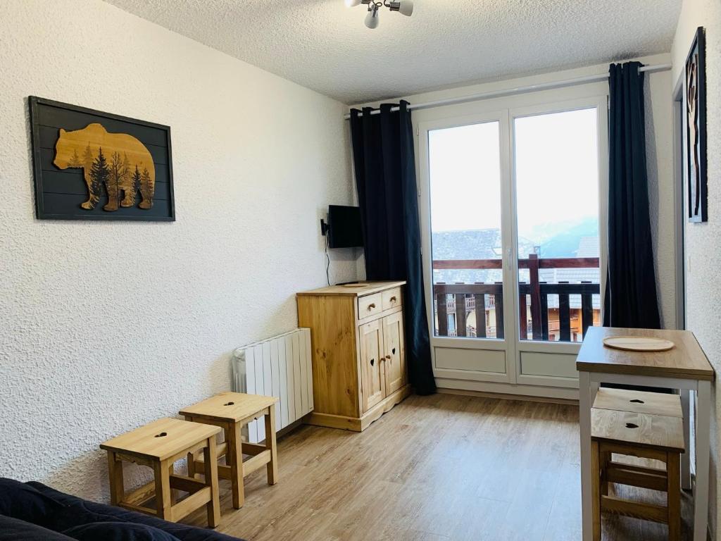 Appartement **Front de neige - Ménage compris - 4 personnes** Risoul,  résidence les FLORINS 2. 05600 Risoul