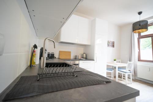 FULL HOUSE Studios - L96 2 Bedroom Apartment